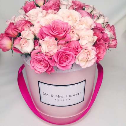 Композиция в шляпной коробке " Maxi" розовая  кустовые розы